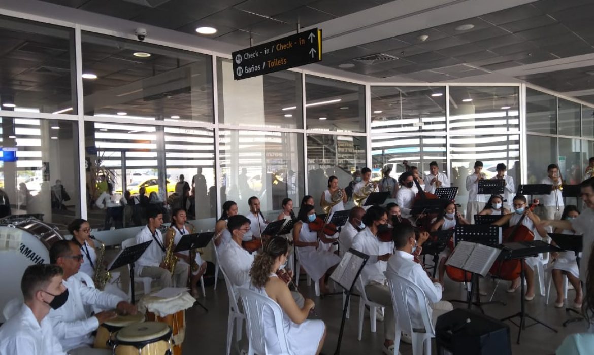 La Orquesta Filarmónica de Cajamag recibió, con espectacular presentación, a los viajeros que llegaron al aeropuerto internacional Simón Bolívar de Santa Marta