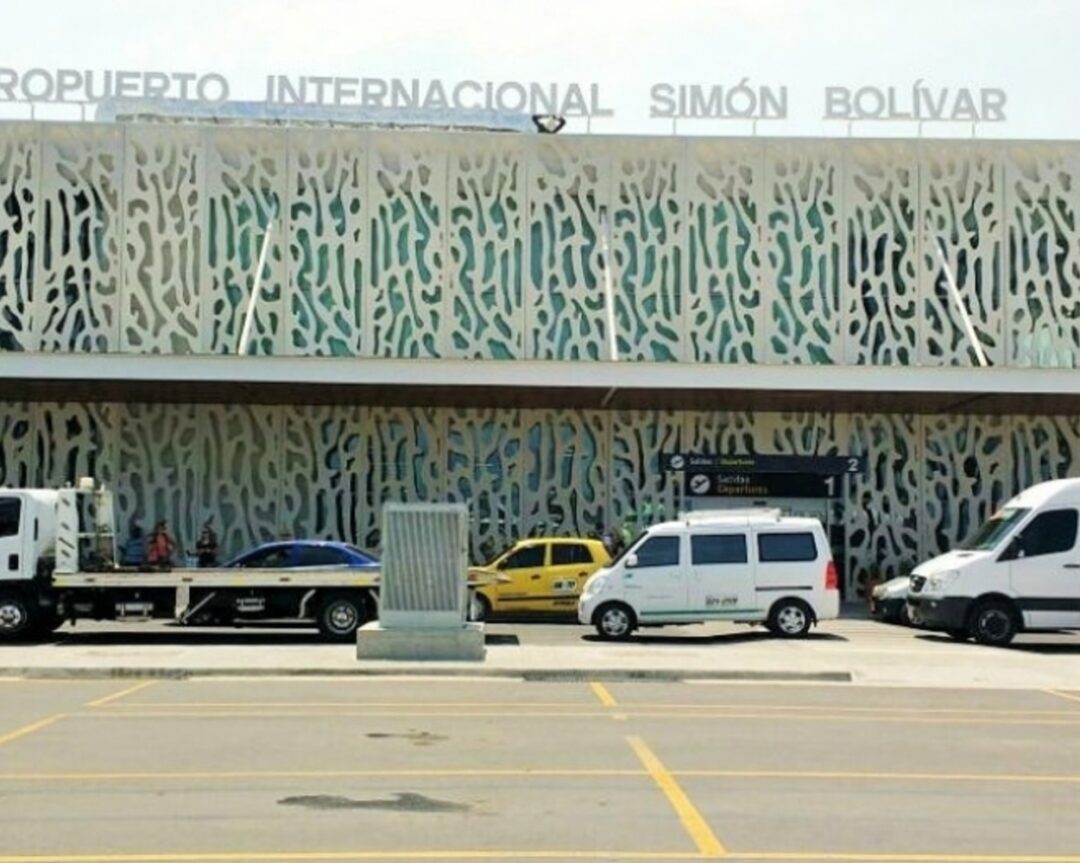 EN SERVICIO PUENTES DE ABORDAJE EN EL AEROPUERTO INTERNACIONAL SIMÓN BOLÍVAR DE SANTA MARTA