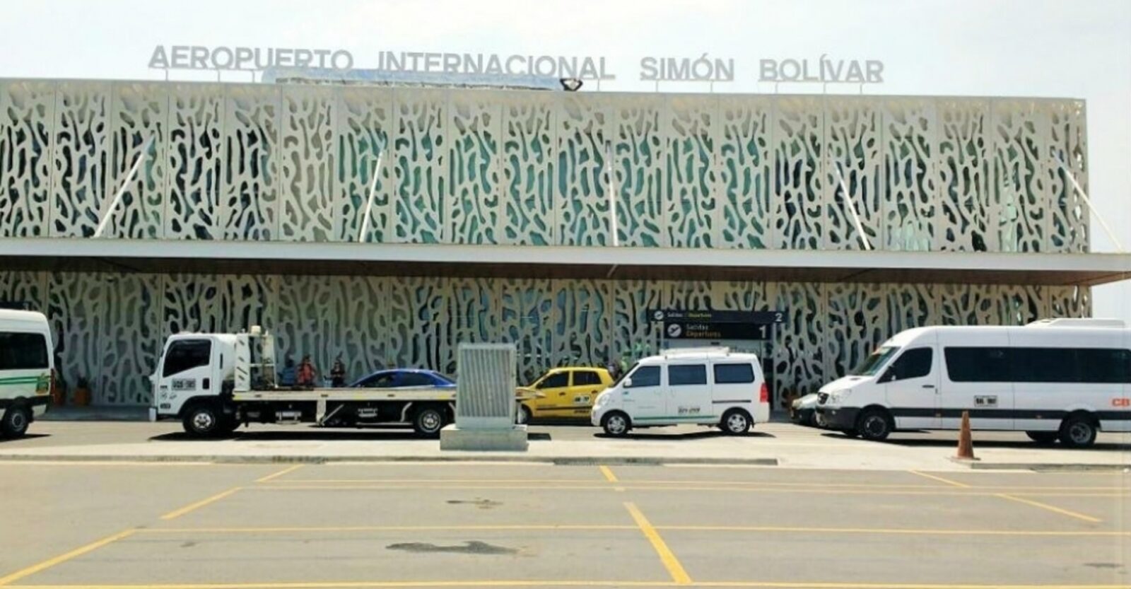 EN SERVICIO PUENTES DE ABORDAJE EN EL AEROPUERTO INTERNACIONAL SIMÓN BOLÍVAR DE SANTA MARTA