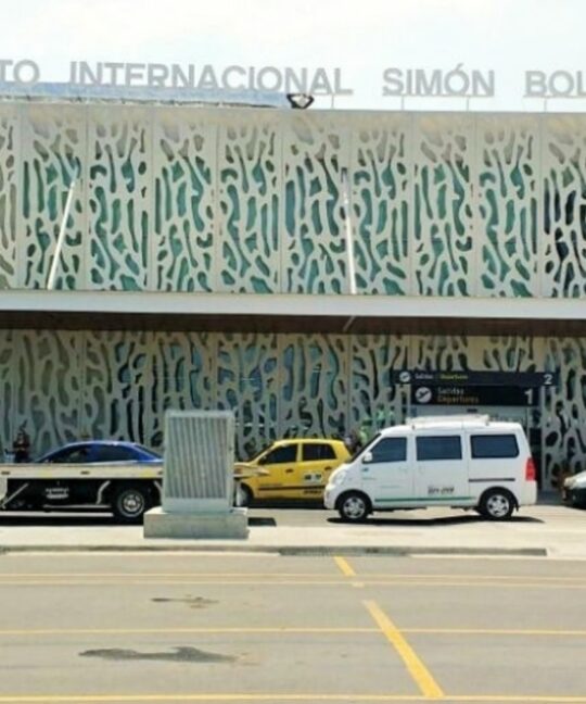 EN SERVICIO PUENTES DE ABORDAJE EN EL AEROPUERTO INTERNACIONAL SIMÓN BOLÍVAR DE SANTA MARTA