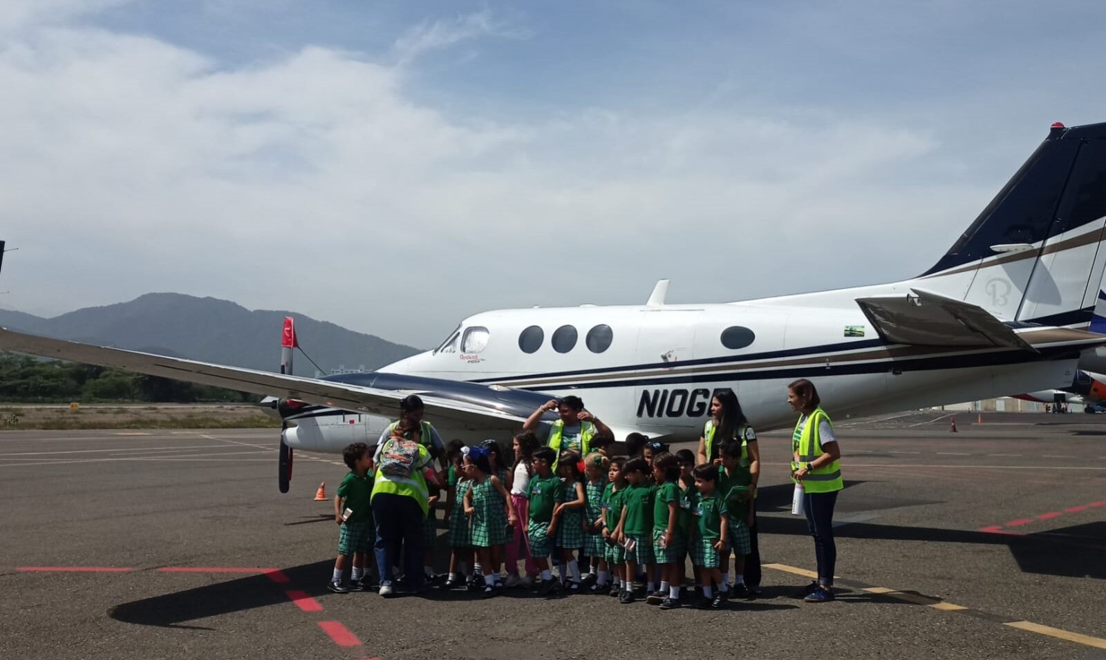 Aerooriente recibió grata visita pedagógica